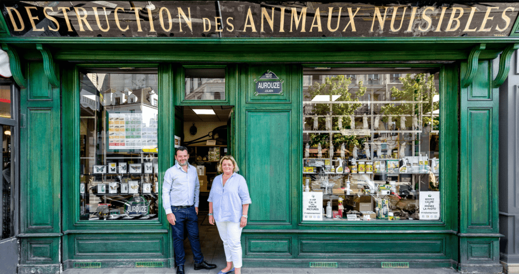 Julien et Cécile Aurouze devant la devanture Aurouze Paris