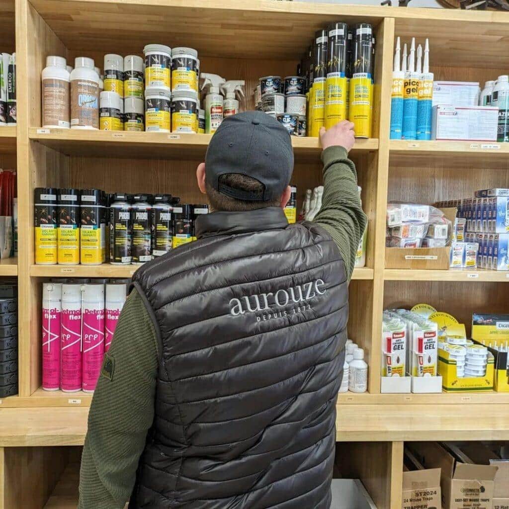 Vendeur Aurouze dans la boutique rue des Halles